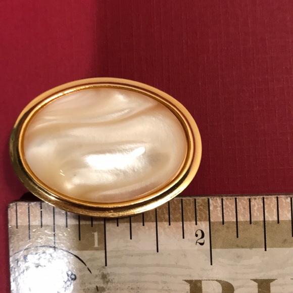 ♥️🎼Clip on earrings pearl tone in gold tone setting - Picture 5 of 8